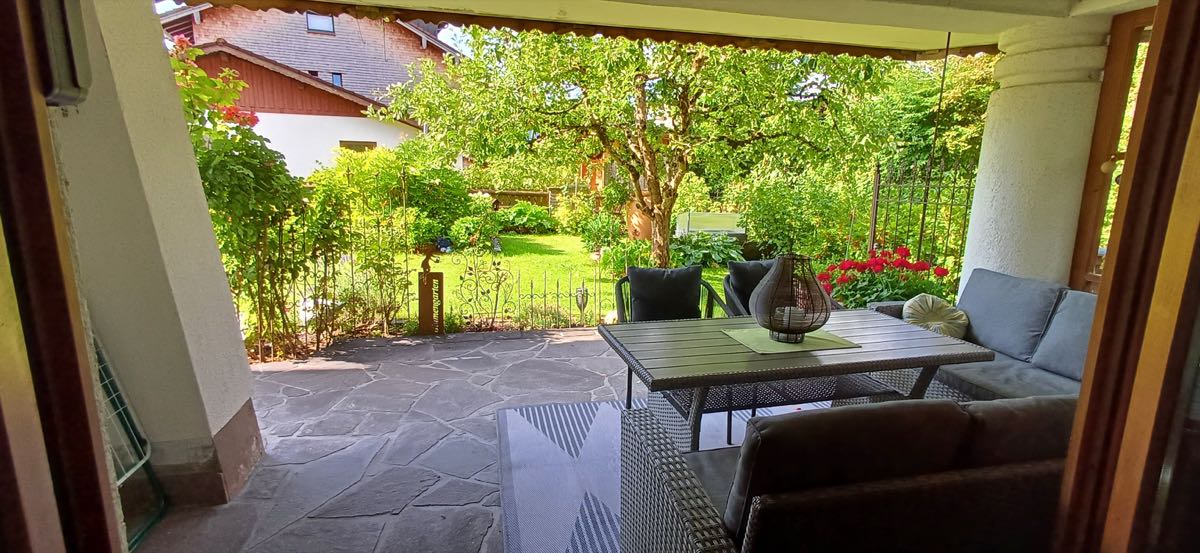 Blick aus Schlafzimmer 2 auf Terrasse und Garten – Ferienwohnung